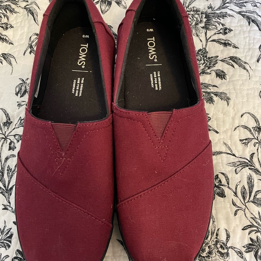 Toms platform maroon and zebra stripe alpagaras
